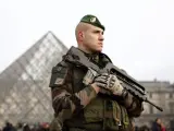 Un soldado galo permanece en guardia ante el museo del Louvre en París, Francia.