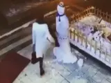 En Ankara (Turquía) una cámara de seguridad captó cómo una mujer pateaba a un muñeco de nieve, lo que no sabía ella es que el karma se vengaría de la forma más cruel y ridícula.