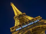 La emblemática Torre Eiffel, iluminada.