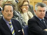 Juan Antonio Roca (d), junto a Julián Muñoz, durante una sesión del juicio por el caso Saqueo II.
