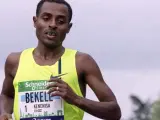 El atleta etíope Kenenisa Bekele entra en la meta del Maratón de París 2014 en primera posición: Bekele debutaba en la distancia.