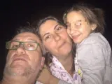 La pequeña Nadia, con sus padres.