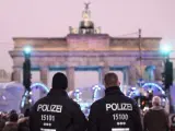 Agentes de policía frente a la puerta de Brandeburgo, en Berlín.