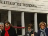 Representantes de la asociación de familiares de las víctimas del accidente del Yakolev 42, a su salida de la reunión con la ministra de Defensa María Dolores de Cospedal.