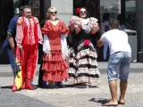 Un grupo de turistas se fotografía en la Plaza Mayor de Madrid.