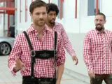 El centrocampista del Bayern de Múnich Xabi Alonso posa con los 'lederhosen' o pantalones típicos de Baviera, y la camisa a cuadros que suele ir a juego.