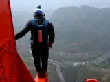 Adam es un buscador de sensaciones, de 29 años, que ama los deportes extremos, pero que esta vez se ha superado. Se encuentra en la provincia china de Yunnan. A una altura de 565 metros desde el río que hay debajo de él, Adam realizó esta proeza. Y aunque ya tenía experiencias de saltos, este puente planteaba un reto mucho más desafiante.