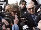 La madre de Nadia, Margarita Garau (i), junto a su abogado Alberto Martín (d), en los juzgados de La Seu d'Urgell (Lleida).