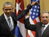 Fotografía del 21 de marzo de 2016 del presidente de Cuba Raúl Castro (d) y el presidente de Estados Unidos Barack Obama (i) durante una rueda de prensa tras una reunión sostenida en el Palacio de la Revolución en La Habana (Cuba).