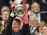 El entrenador del Manchester United, Louis van Gaal, alza el trofeo de la FA Cup. Archivo.