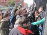 Escrache a Diego en la UC, antes de intervenir en un foro del CEUC