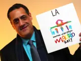 Stuart Milk sostiene el logo de la World Pride 2017.