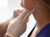 Un médico examina a una mujer en la consulta.