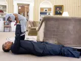 Obama juega con Ella Rhodes, hija del asesor adjunto de seguridad, en el Despacho Oval, uno de sus rincones preferidos para fotos íntimas.