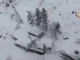 Imagen que muestra el Hotel Rigopiano, de la localidad italiana de Farindola, sepultado bajo la nieve. En el alud, producido tras los terremotos, hay "muchos muertos".