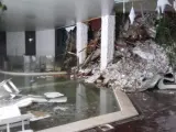 Imagen de un vídeo facilitada por la Guardia Financiera del interior del Hotel Rigopiano, en la localidad italiana de Farindola, alcanzado por un alud.