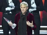 Ellen Degeneres con uno de sus People Choice Awards en la mano.