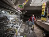 Una exhabitante de la zona de exclusión de Fukushima regresa al supermercado donde compraba. Foto de Carlos Ayesta y Guillaume Bression