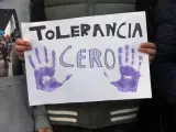 Un manifestante sostiene una pancarta contra la violencia machista durante una concentración.