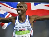 El atleta británico de origen somalí Mo Farah celebra su victoria en el 5.000 en Río 2016.