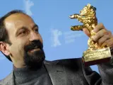 El director iraní Asghar Farhadi posa con el Oso de Oro a la mejor película por 'Nader and Simin. A Separation'.