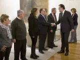 Mariano Rajoy, acompañado por la ministra de Defensa, Maria Dolores de Cospedal, saludando a los representantes de la Asociación de Víctimas del Yak-42.