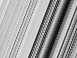 Fotografía del anillo B de Saturno con un detalle sin precedentes, tomada por la sonda espacial Cassini.
