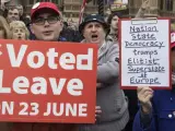 Cientos de personas se manifiestan demandando que se acelere el proceso del brexit en Londres.