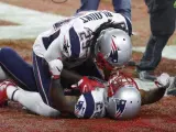 El running back de los New England Patriots James White (d) celebra el triunfo tras hacer el touchdown definitivojunto a LeGarrette Blount (i).