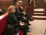 El expresidente catalán Artur Mas junto a las exconselleras Joana Ortega (i) e Irene Rigau (d), en la sala del Tribunal Superior de Justicia de Cataluña donde serán juzgados por los delitos de desobediencia grave y prevaricación al mantener la consulta del 9-N.