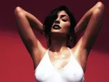 Para promocionar su nueva línea de maquillaje, Kylie Jenner comparte una foto en Instagram donde posa muy seductora, mojada y marcando las curvas de su cuerpo.