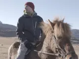 El actor Nikolaj Coster-Waldau a caballo para concienciar sobre los efectos del cambio climático en Groenlandia.