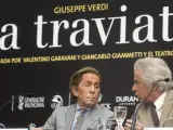 El diseñador Valentino (i) y el productor Giancarlo Giammenti (d) durante la presentación de la producción de La Traviata, de Verdi.