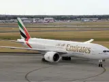 La compa&ntilde;&iacute;a Emirates oferta esta ruta de 14.193 kil&oacute;metros. El avi&oacute;n es un Boeing 777-200LR con un alcance m&aacute;ximo de 17.446 kil&oacute;metros y capacidad para 266 pasajeros. Este Boeing tiene una altura de 18,8 metros y una longitud de 63,7 metros.