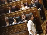 Pablo Iglesias pasa por delante de la bancada del Gobierno durante una sesión del Congreso de los Diputados.