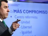 Fernando Martínez Maillo presenta las líneas básicas de la ponencia.