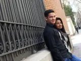 Manuel y Catalina, dos jóvenes desvinculados de las FARC, ante la embajada de Colombia en Madrid.