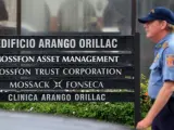 Un agente de seguridad en la entrada de la sede central de la firma Mossack Fonseca.