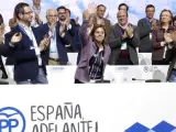 María Dolores de Cospedal es ovacionada por los suyos al ser confirmada por Rajoy de nuevo como secretaria general del PP.