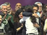 Abrazo entre Iglesias y Errejón.