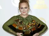 La cantante británica Adele posa con sus cuatro premios Grammy. La artista de Tottenham fue la gran triunfadora de la 59 edición de estos premios de la música.