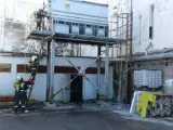 Bomberos del 112 cortan los escapes de amoniaco de la fábrica abandonada