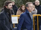 Oleguer Pujol (izquierda) entra a declarar ante el juez De la Mata en la Audiencia Nacional acompañado de su abogado.