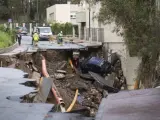 Socavón provocado por el agua en la calle Flamencos de Málaga a consecuencia de las intensas lluvias caídas.