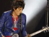 El guitarrista de Rolling Stones, Ron Wood, durante el concierto ofrecido en el estadio Santiago Bernabéu, en Madrid.