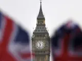 Dos banderas británicas ondean ante el Big Ben en Londres (Reino Unido).