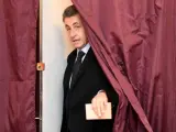 El expresidente de Francia Nicolas Sarkozy, votando en las primarias de la derecha francesa.