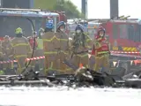 Un grupo de bomberos trabaja en el lugar del accidente de avioneta en Melbourne.