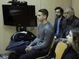 El futbolista del Atlético de Madrid Lucas Hernández (i), durante el juicio que investiga el incidente que protagonizó junto a su novia el pasado 2 de febrero.