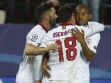 Los jugadores del Sevilla celebran uno de lo goles ante el Leicester.